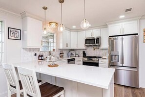 Køleskab, mikrobølgeovn, ovn, kogeplade