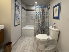 Hair dryer, towels, soap, toilet paper - Spacious Lakeside Hideaway (Newtown)