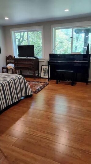Iron/ironing board, Internet, bed sheets