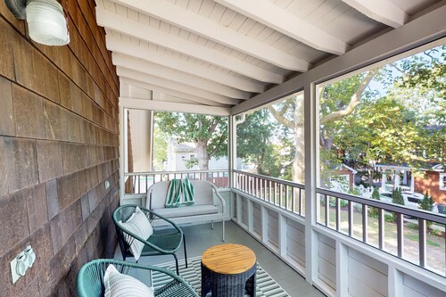 Town of Rehoboth Beach house w/screen porch, walk to beach & restaurants