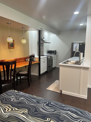 1 室のベッドルーム、デスク、アイロン / アイロン台、WiFi (無料)