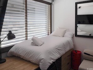 Iron/ironing board, bed sheets