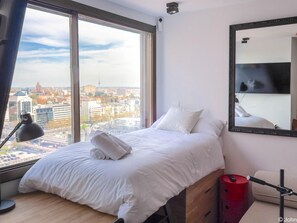 Iron/ironing board, bed sheets