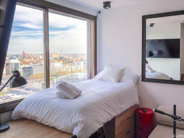 Iron/ironing board, bed sheets