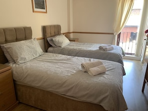 2 quartos, individualmente decorados, individualmente mobiliados