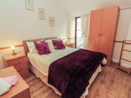 Cottage | 2 bedrooms, WiFi (free), individually decorated, individually furnished