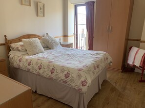 2 quartos, individualmente decorados, individualmente mobiliados