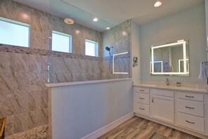 Shower, hair dryer, towels, soap - Seaside Sunset Oasis Open Concept Pool House With Lanai & Private Fenced In Yard (Englewood)