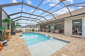 室外游泳池，恒温泳池