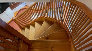 A wooden spiral staircase with a white ceiling and walls. - Historic 1Bd Cottage In Heart Of Farnham (Farnham)