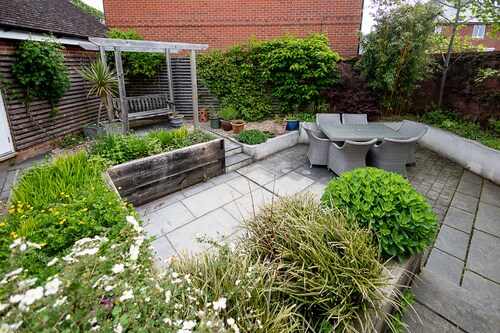 Spacious 4Bd Home With Patio Garden, Bbq & Parking