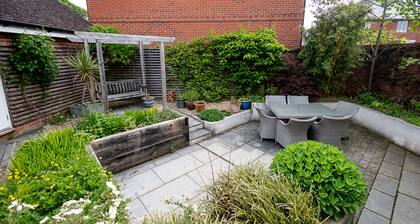 Spacious 4Bd Home With Patio Garden, Bbq & Parking