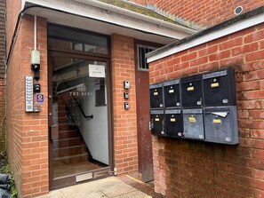 Vista frontal de la propiedad