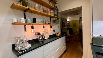 Apartment | Private kitchen | Full-sized fridge, oven, stovetop, cookware/dishes/utensils