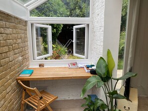 Interior - Modern, Spacious 1 Bedroom Garden Flat Sw18 (London)