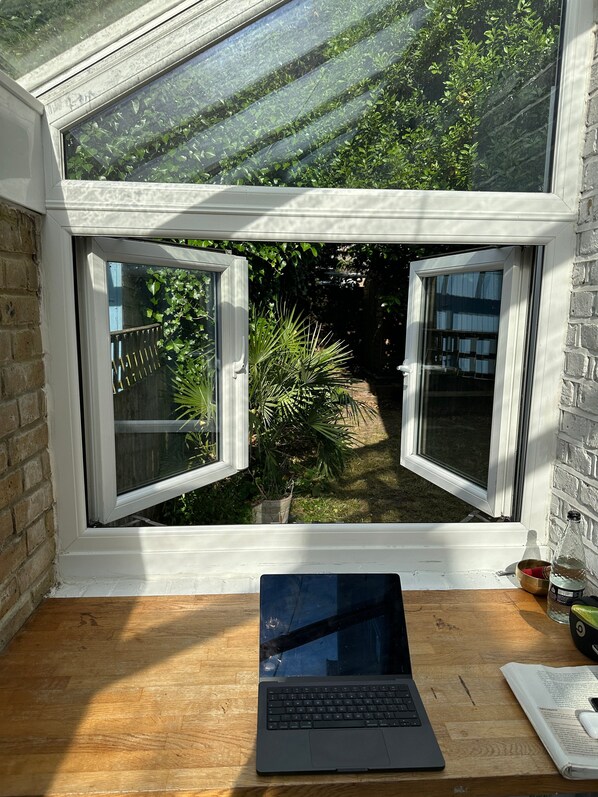 Interior - Modern, Spacious 1 Bedroom Garden Flat Sw18 (London)