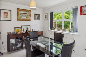 Dining room - Urban Oasis - Modern 2B/2B Retreat Near Nature (Waltham Abbey)