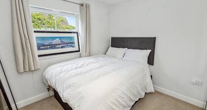 Urban Oasis - Modern 2B/2B Retreat Near Nature