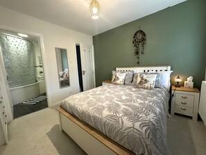 Room - Bright Seaside Apartment With Stunning River Views (Wallasey)