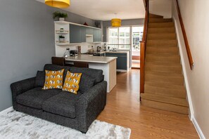 House | Living room - Cosy Homely House With Conservatory And Garden (Egham)