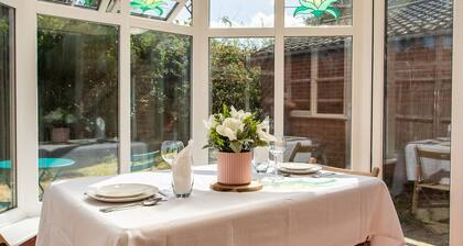 Cosy Homely House With Conservatory And Garden