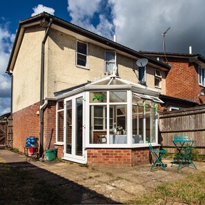 Exterior - Cosy Homely House With Conservatory And Garden (Egham)