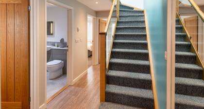 Seaside 3Bd Retreat With Balcony & Stunning Views