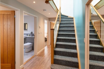 Seaside 3Bd Retreat With Balcony & Stunning Views