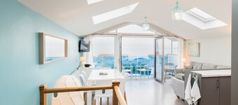 Seaside 3Bd Retreat With Balcony & Stunning Views