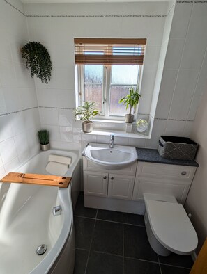 House | Bathroom - Modern 3B Eastbourne Retreat: Tranquil & Cozy Stay (Eastbourne)