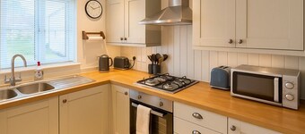 Elegant 2Bd Townhouse In Thirsk: Cozy & Stylish