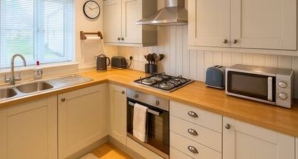 Elegant 2Bd Townhouse In Thirsk: Cozy & Stylish