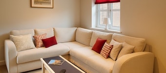 Elegant 2Bd Townhouse In Thirsk: Cozy & Stylish