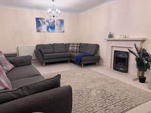 House | Living room - Spacious 4Bd House With Character In Coventry (Coventry)