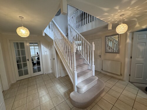 Spacious 4Bd House With Character In Coventry