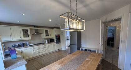 Spacious 4Bd House With Character In Coventry