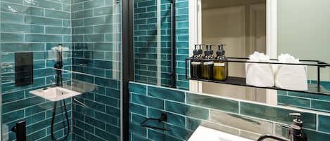 Apartment | Bathroom | Combined shower/tub