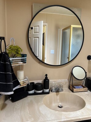 Douche, sèche-cheveux, serviettes fournies, savon