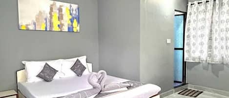 Quarto casal luxo, varanda | Wi-Fi de cortesia