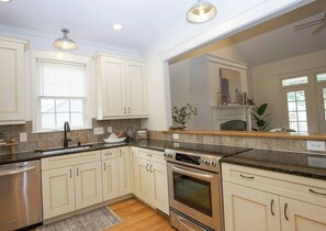 Private kitchen - Enchanting 4-bedroom house with AC in Pinehurst (Pinehurst)