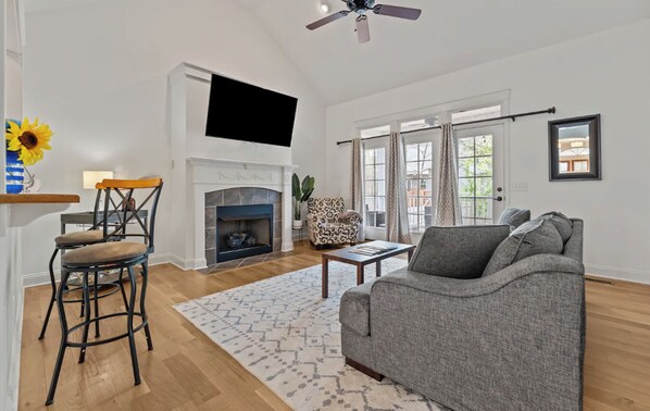 Living area - Enchanting 4-bedroom house with AC in Pinehurst (Pinehurst)