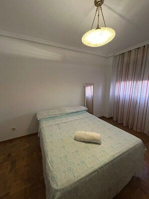 Desk, free WiFi - ROOM MARIANA (Madrid)