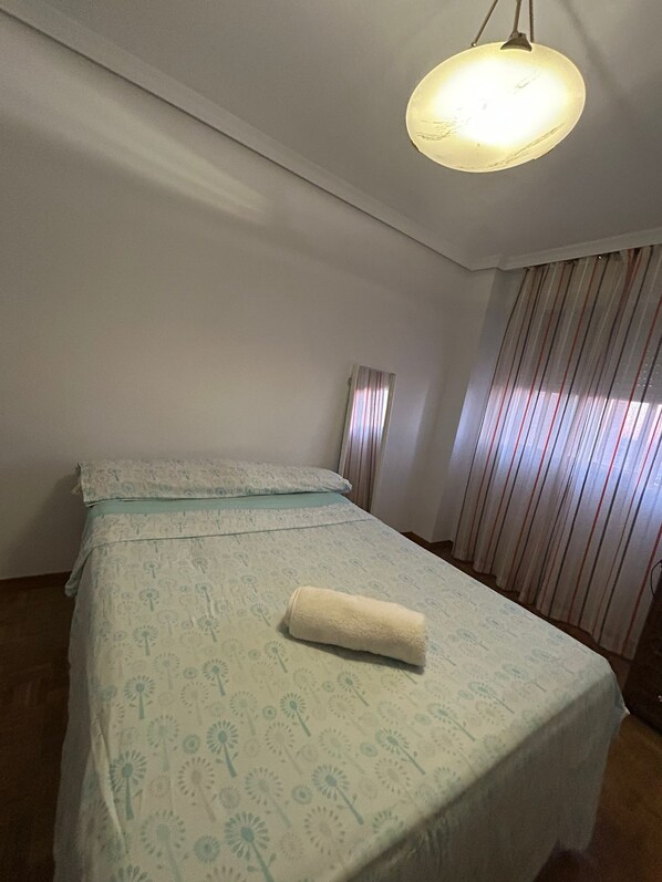 Desk, free WiFi - ROOM MARIANA (Madrid)