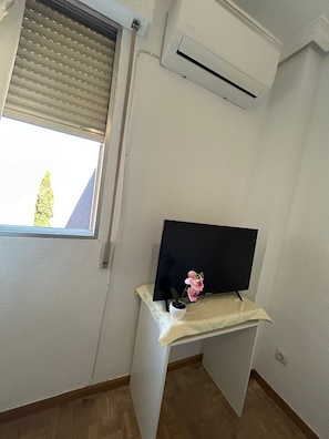 办公桌、免费 WiFi
