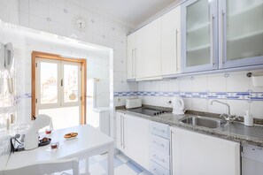 Kylskåp, mikrovågsugn, ugn och spishäll