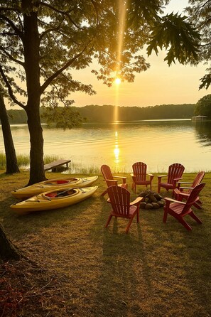 Property grounds - Holiday Deal! Lakefront | Firepit,Dock,Kayaks,Deck (Hawkins)