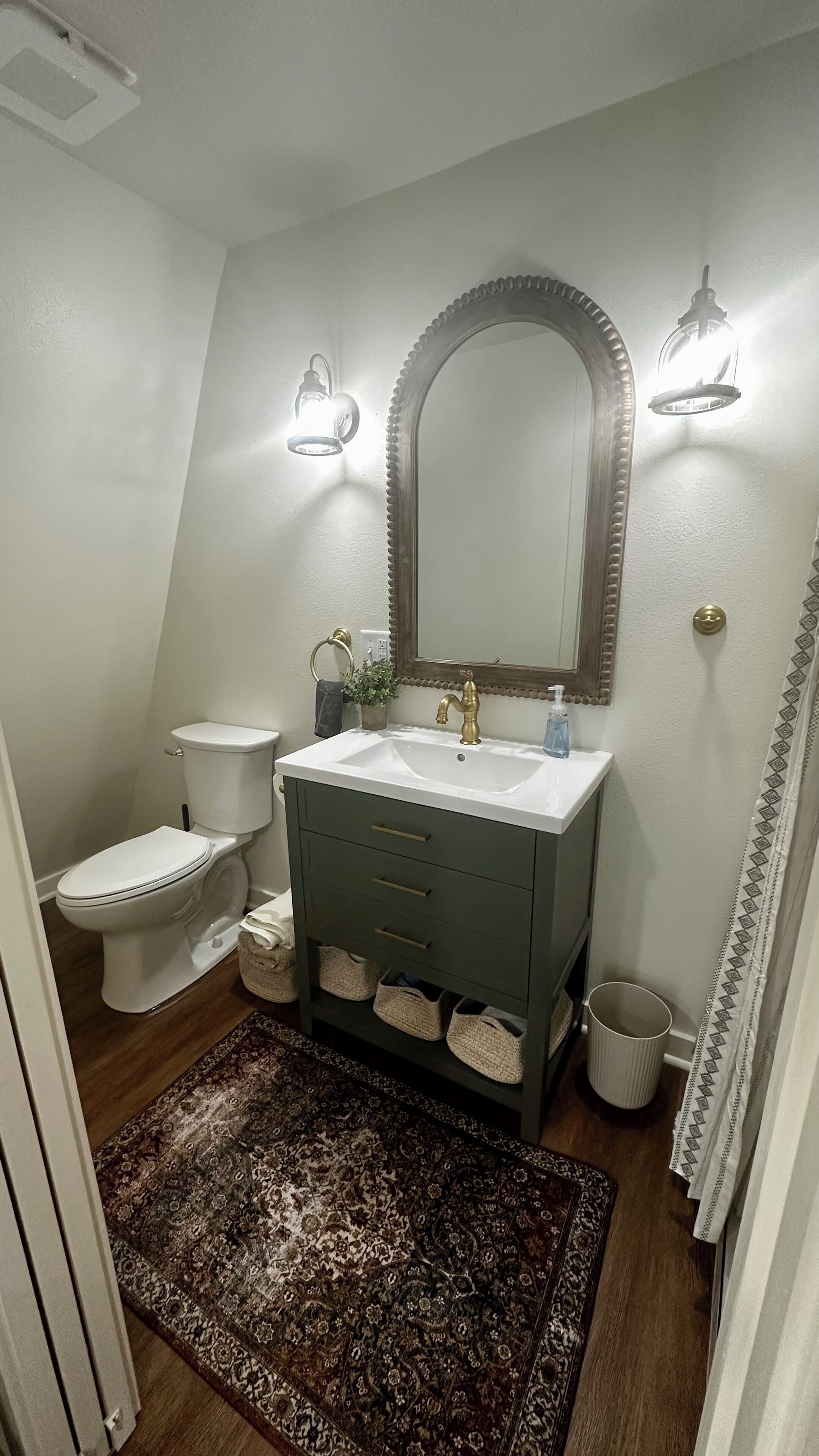 Een haardroger, handdoeken