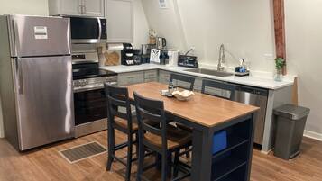 冷蔵庫、電子レンジ、オーブン、コンロ