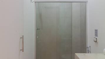 Chuveiro, secador de cabelo, toalhas de banho, shampoo