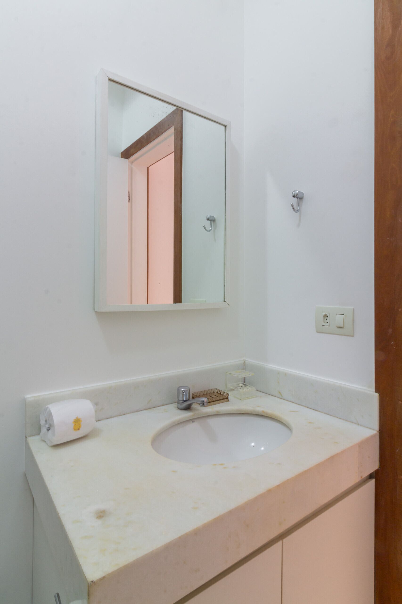 Douche, sèche-cheveux, serviettes fournies, shampoing